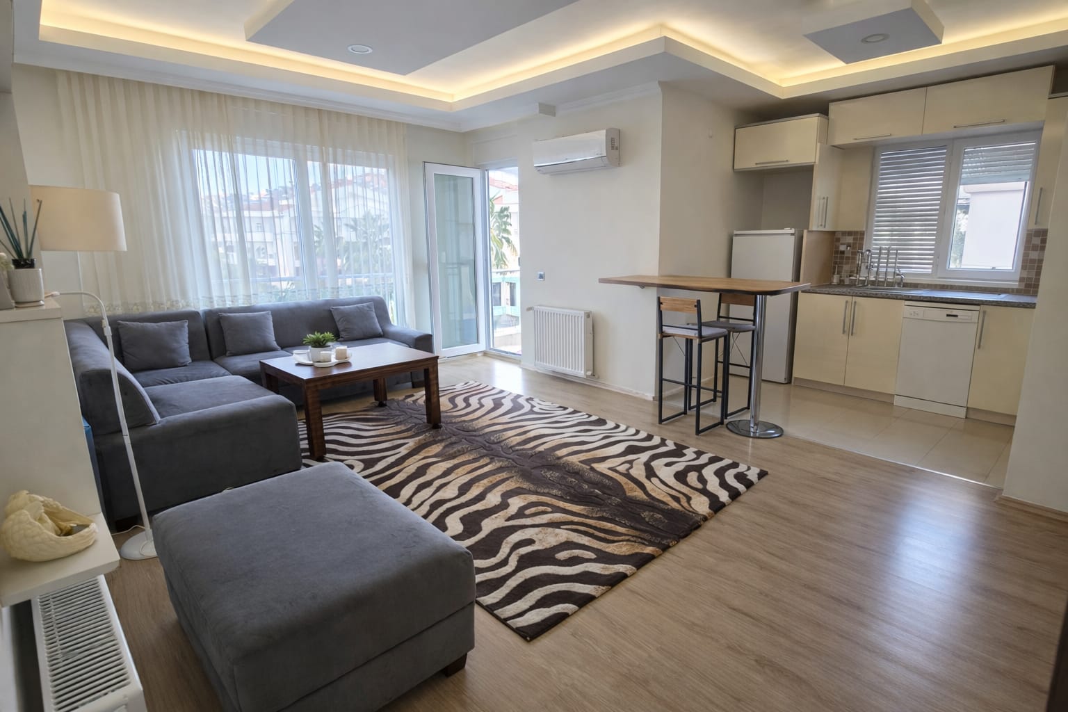  KONYAALTI HURMA’DA HAVUZLU SİTEDE 4.KAT ÖNÜ AÇIK GÜNEŞLİ 1+1